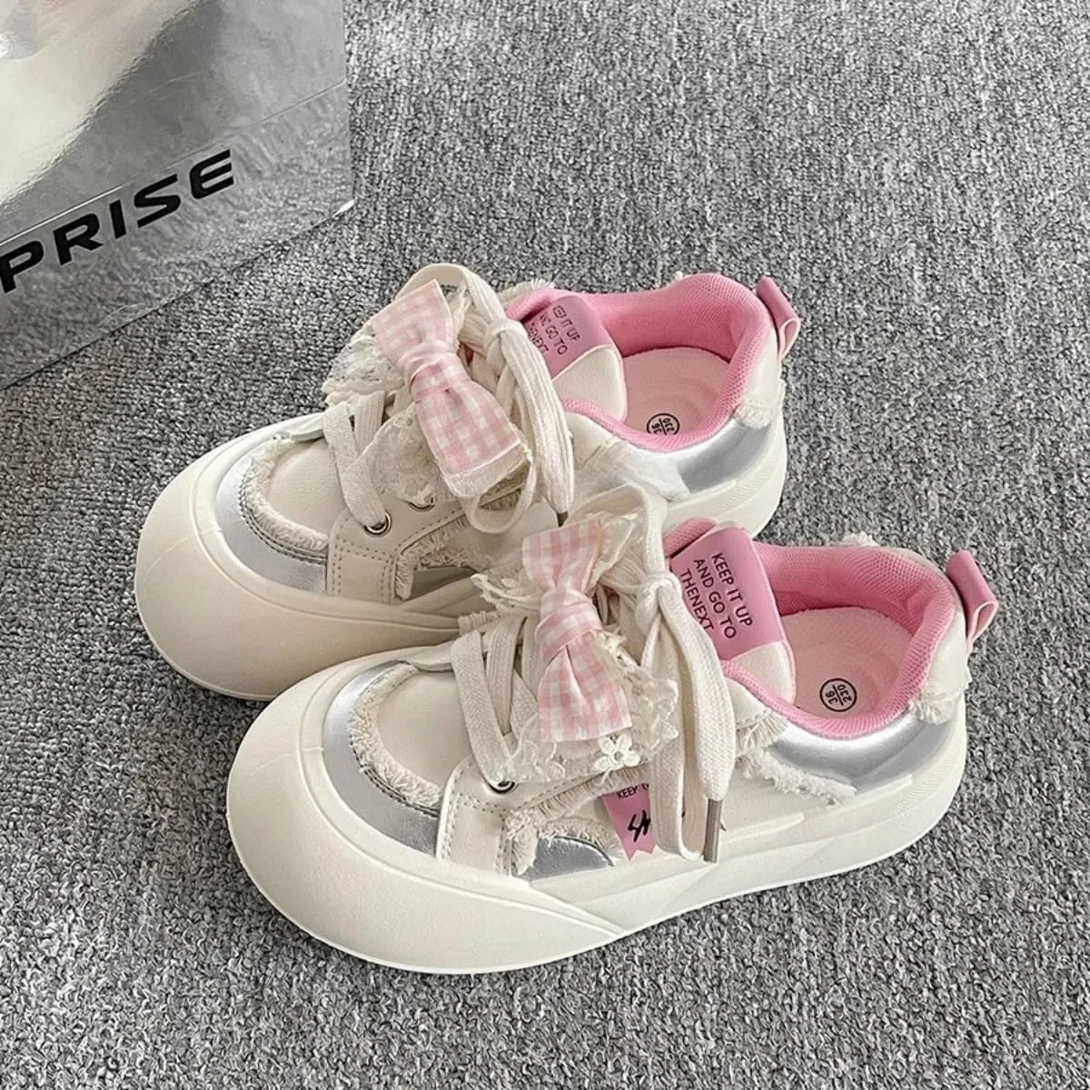 Y2K Platform Sneakers for Girls Chunky Cute Lace Bow Shoes, Soft Non-Slip Sole Stylish Everyday Canvas Trainers Kitty & Fish Plush